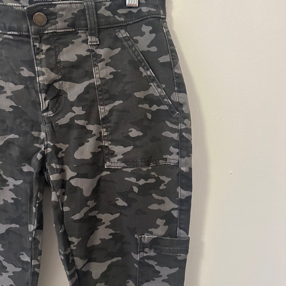 Banana Republic Camo Straight Leg Cargo Pants | Size 2 - Picture 2 of 10
